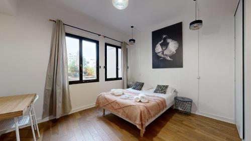 une chambre avec un lit, un bureau et des fenêtres dans l'établissement Bluestay 7 - Charmant appartement à Paris 15, à Paris