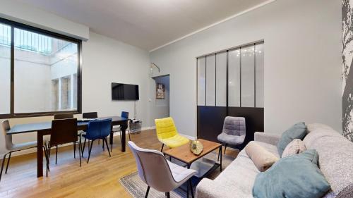 un salon avec un canapé et une table dans l'établissement Bluestay 7 - Charmant appartement à Paris 15, à Paris