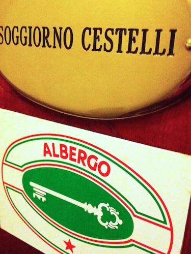 Un certificado, premio, letrero u otro documento en Hotel Cestelli