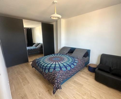 - une chambre avec un lit en face d'un miroir dans l'établissement Appartement des calanques, à Marseille