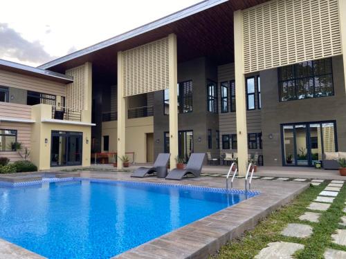 una piscina di fronte a un edificio di Cristina's Holiday Home a Amadeo