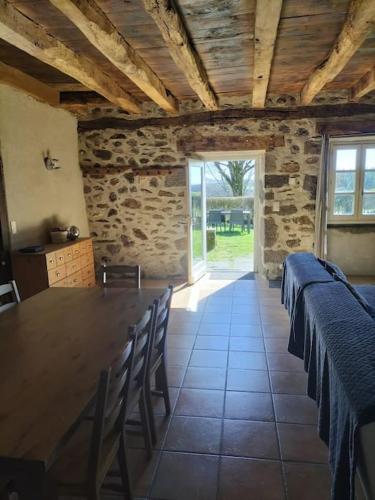 une salle à manger avec une longue table et des chaises dans l'établissement Gîte de Lagarde, à Saint-Cernin