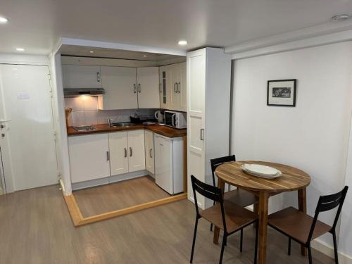 une cuisine et une salle à manger avec une table et des chaises dans l'établissement Le Bayard Appartement rénové en centre ville, à Grenoble
