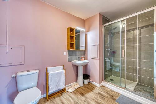 ein Badezimmer mit Dusche, Toilette und Waschbecken in der Unterkunft Moulin à Vent A14 - Appt pour 4 avec balcon in Bondy