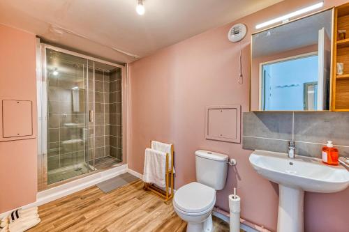 ein Badezimmer mit Toilette, Waschbecken und Dusche in der Unterkunft Moulin à Vent A21 - Appt pour 4 in Bondy