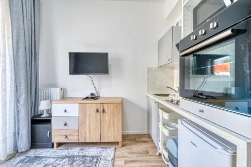 Elle comprend un salon avec une télévision et un bureau. dans l'établissement Moulin à Vent A01 - Studio à 200m du canal, à Bondy