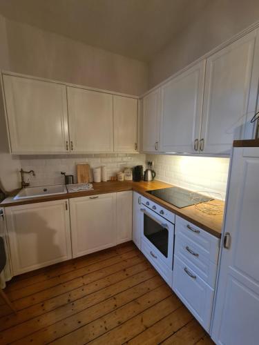 Foto Home away from home stylish central netflix kitchen 4