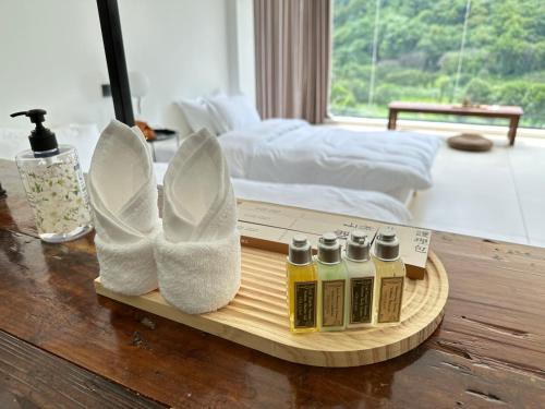 陽朔にあるCANG 藏In山院の木のトレイ(テーブルに蜂蜜のボトル4本付)