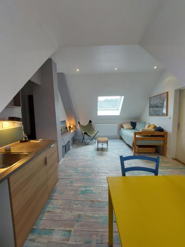 une cuisine et un salon avec un canapé et une table dans l'établissement Appartement complet chez l'habitant, à Grand-Couronne