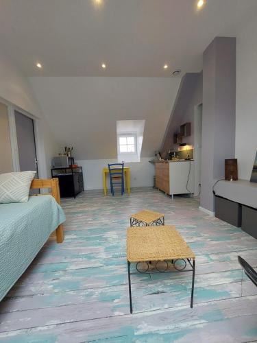 un salon avec un lit et une cuisine dans l'établissement Appartement complet chez l'habitant, à Grand-Couronne