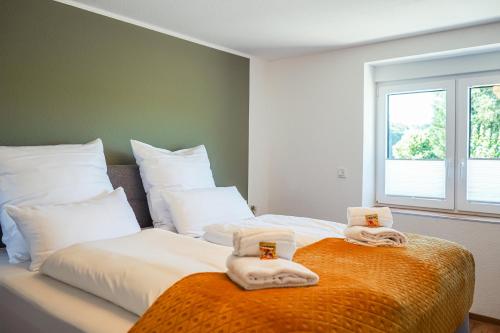 Postel nebo postele na pokoji v ubytování 7Seas Boutique Ferienhaus Bostalsee - 2 Apartments oder ganzes Haus, mit Sauna