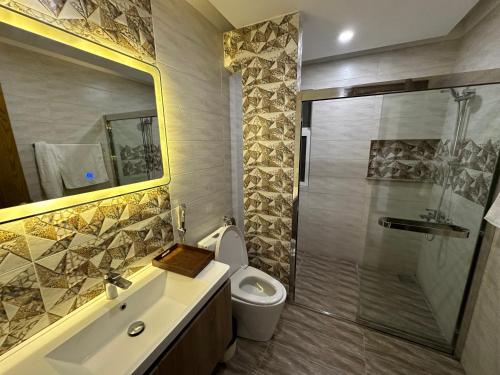 ein Badezimmer mit Dusche, Toilette und Waschbecken in der Unterkunft Cloud 9 Condos Elysium Tower in Islamabad