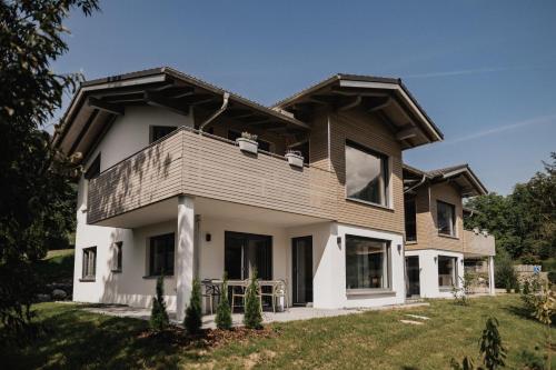 a house with a gambrel roof at Gutzeit-Appartements mit privater Infrarotkabine in Bad Hindelang