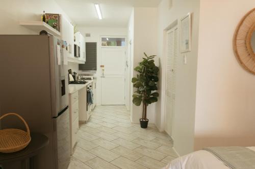 Relaxing Seaview Apartment in Umdlotiにあるキッチンまたは簡易キッチン