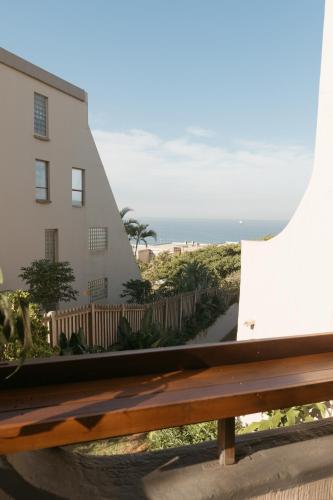 ウムドロティにあるRelaxing Seaview Apartment in Umdlotiのベンチから見た家の眺め