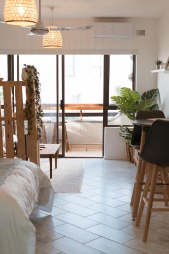 Relaxing Seaview Apartment in Umdlotiにあるベッド