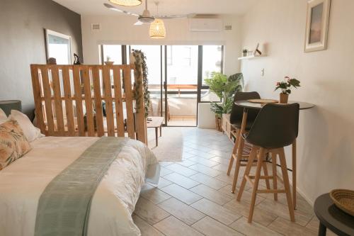 Relaxing Seaview Apartment in Umdlotiにあるベッド