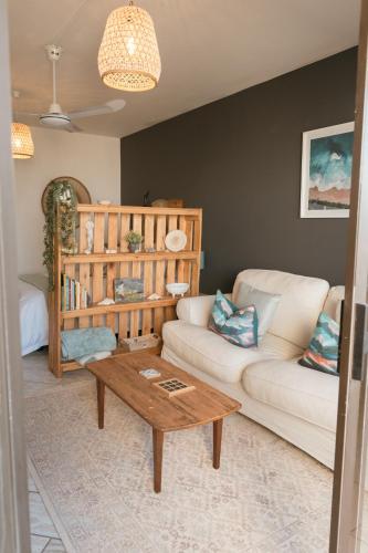 Relaxing Seaview Apartment in Umdlotiにあるシーティングエリア