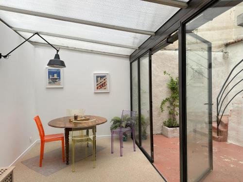 d'une salle à manger avec une table et des portes en verre. dans l'établissement Maison avec patio proche place des Carmes, à Avignon