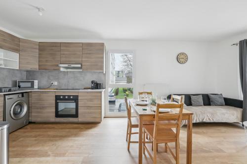une cuisine et un salon avec une table et des chaises dans l'établissement chic apart with terace and parking, à Rouen