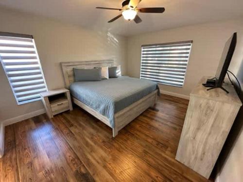ヘインズ・シティにあるRemodeld South Facing Villa - Southern Dunes Golf Course Viewsのベッドと天井扇風機のある寝室
