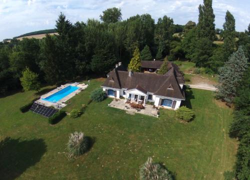 une vue aérienne d'une maison avec piscine dans l'établissement Chambre d'hôtes Gîte du Grand Sancerrois, à Jars