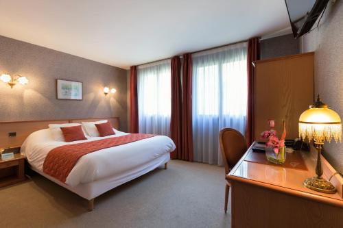 Postel nebo postele na pokoji v ubytování Hotel De Clisson Saint Brieuc
