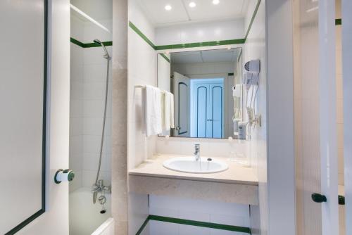 a bathroom with a sink and a mirror at Valentin Son Bou in Son Bou