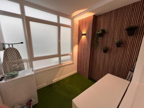 a room with a green floor and a window at Ribeira Flats in Ribeira