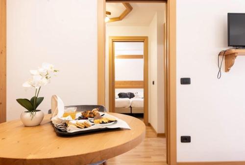 TV a/nebo společenská místnost v ubytování Hotel La Perla