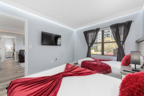 a bedroom with two beds with red sheets at Apartment in Florida near Universal and Intern. Dr in Orlando