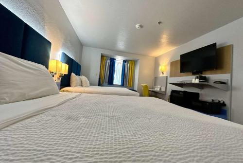 Ένα ή περισσότερα κρεβάτια σε δωμάτιο στο Microtel Inn & Suites by Wyndham Gallup - PET FRIENDLY