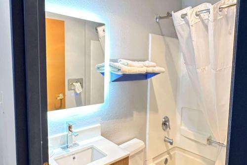 Ένα μπάνιο στο Microtel Inn & Suites by Wyndham Gallup - PET FRIENDLY