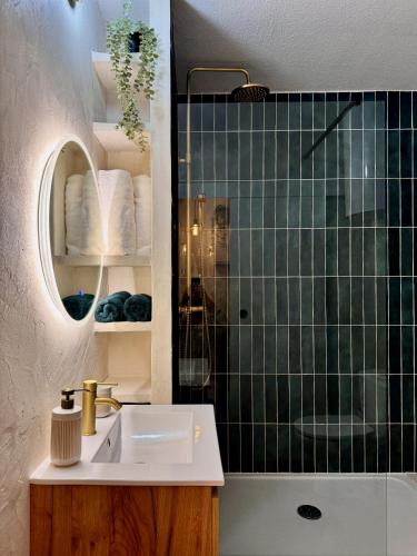 une salle de bain avec un lavabo et une douche dans l'établissement Jolie 2 pièces plage - No 59 Fief du Roy, à Port-la-Nouvelle