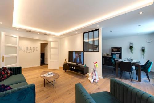 un salon avec un canapé et une salle à manger dans l'établissement LE MIRAGE Luxury T4 avec garage, à Annecy