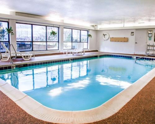 a large pool with blue water in a building at Comfort Suites Lombard - Addison in Lombard