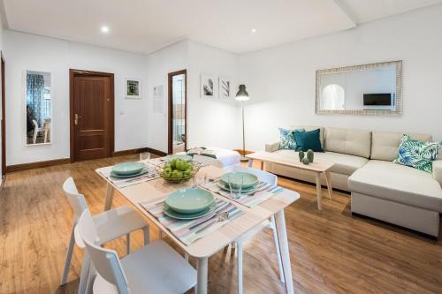 een woonkamer met een tafel en een bank bij Apartamento totalmente equipado en el centro de Madrid in Madrid