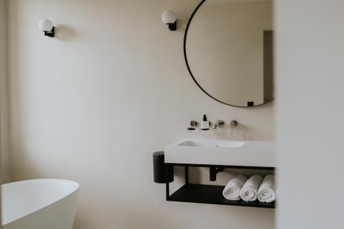 a bathroom with a sink and a mirror at Gerard Bronnen in Geraardsbergen