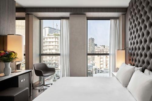 Postel nebo postele na pokoji v ubytování Hyatt Centric Milan Centrale