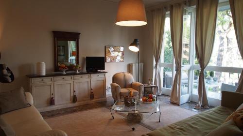 a living room with a couch and a table at Provenzale in Desenzano del Garda