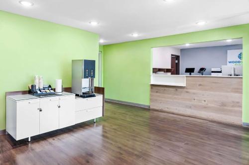 Η κουζίνα ή μικρή κουζίνα στο WoodSpring Suites Hudson Port Richey