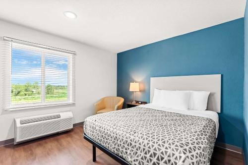 Ένα ή περισσότερα κρεβάτια σε δωμάτιο στο WoodSpring Suites Hudson Port Richey