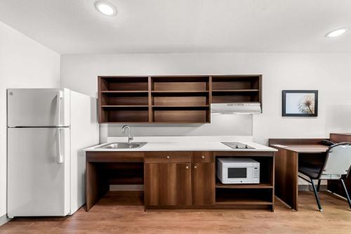 Η κουζίνα ή μικρή κουζίνα στο WoodSpring Suites Hudson Port Richey