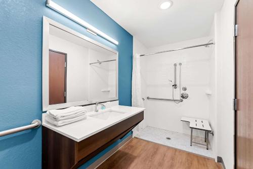 Ένα μπάνιο στο WoodSpring Suites Hudson Port Richey