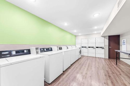 Η κουζίνα ή μικρή κουζίνα στο WoodSpring Suites Hudson Port Richey