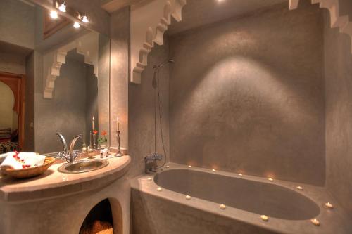 Een badkamer bij Dar Tasnime