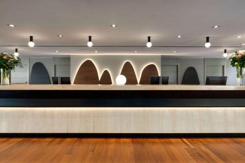 een lobby met een receptie en een wachtruimte bij Dolce by Wyndham Barcelona Resort in Sant Esteve Sesrovires