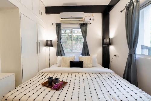 a bedroom with a large bed and a window at EKOSTAY Gold - White Swan Villa 6BHK in Panchgani