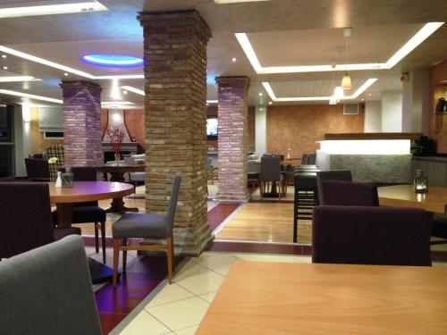 Souris Hotel tesisinde bir restoran veya yemek mekanı