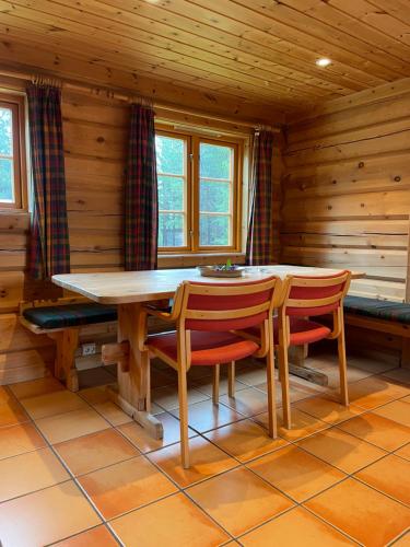 a dining room with a table and chairs in a cabin at Rondane Sollia Friluftsliv Øvre Nordli in Sollia